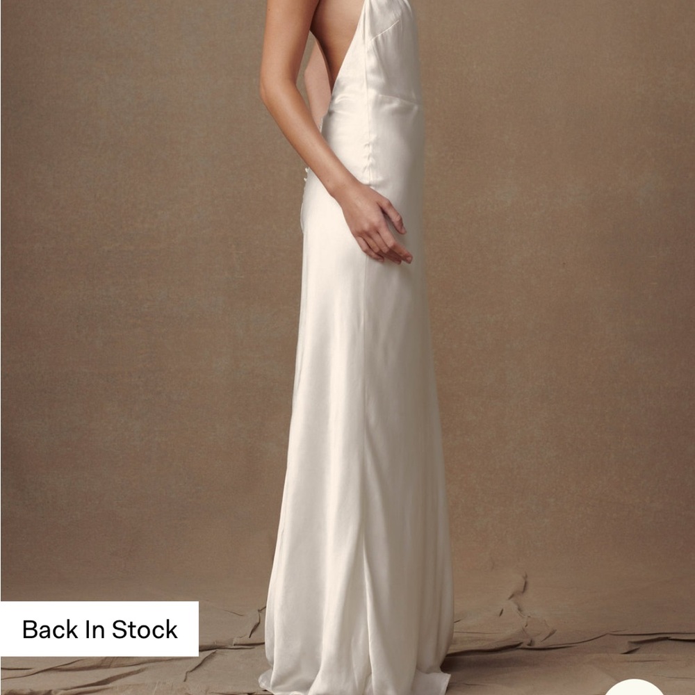 Meshki Elegant Backless White Dress - Picture 5 of 7